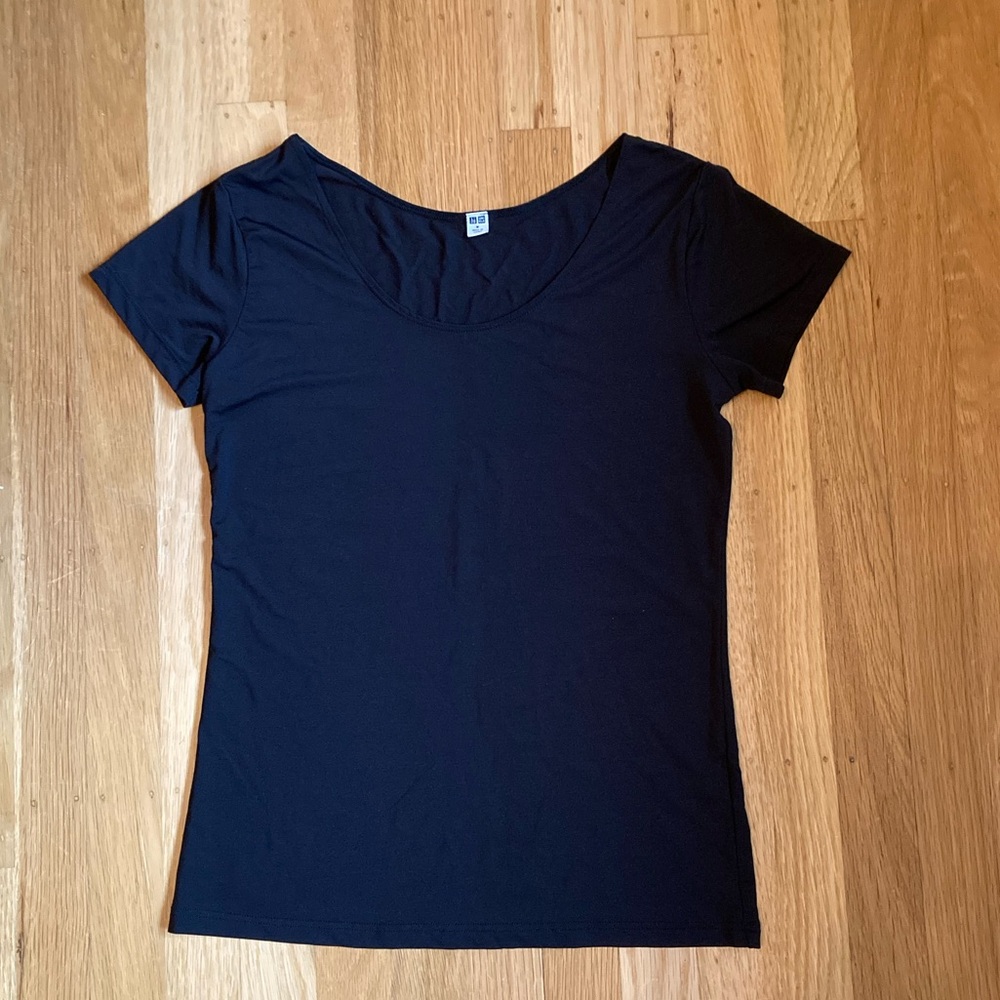 UNIQLO black spandex t-shirt
